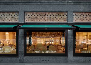 Imagem do lado de fora do Bar de Champagne Moët & Chandon em Harrods, projetado por Sybarite