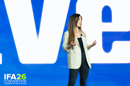 Kat Cole, CEO global da AG1, na IFA 2026 | Foto: Divulgação/Delegação ABF e Grupo BITTENCOURT