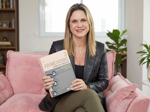 Dra. Livia Rocha, diretora Jurídica do Grupo BITTENCOURT, autora de capítulo no livro Franchising: Aspectos Jurídicos